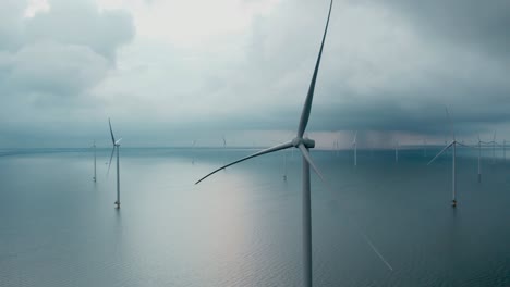 windturbine in nederland op een stormachtige dag