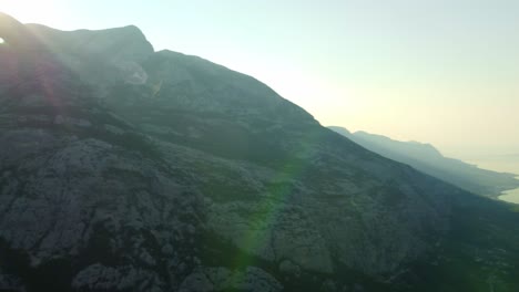 Altas-Imágenes-Aéreas-De-Drones-De-La-Cordillera-De-Biokovo-Y-Luego-Mar-Adentro-Sobre-Makarska,-Croacia