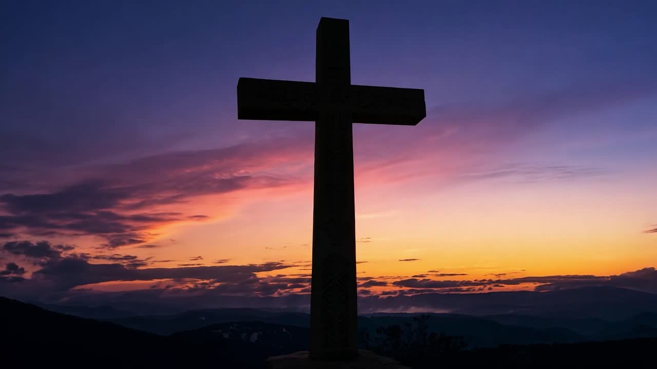 산꼭대기 위의 해가 지는 십자가