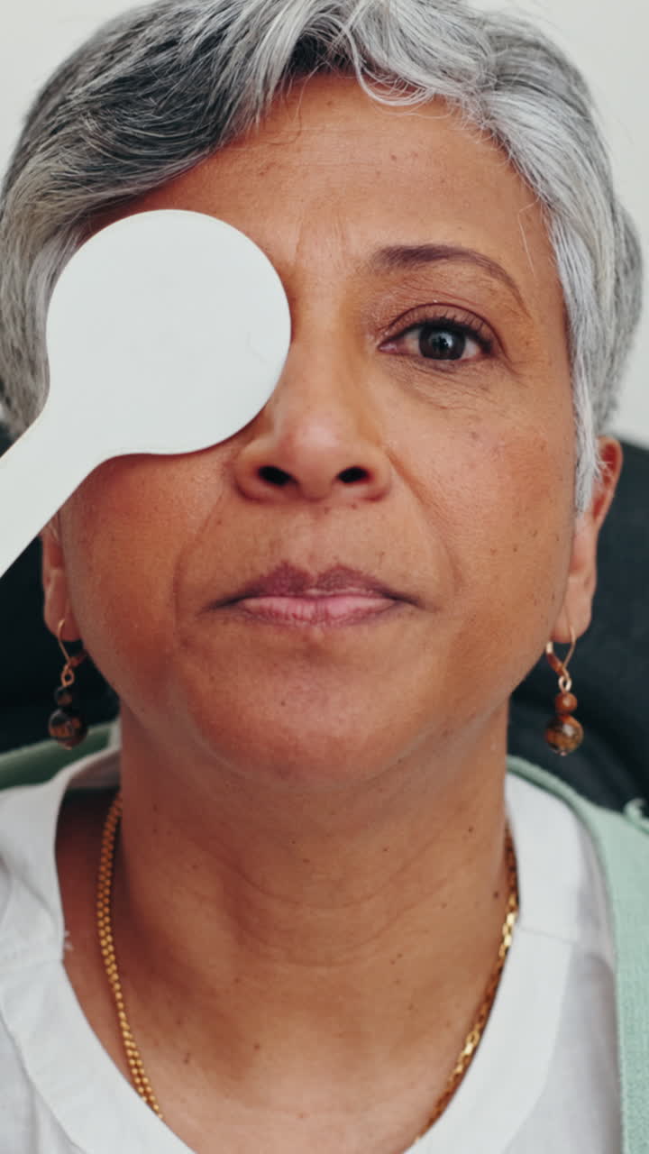 Mulher fazendo exame de vista
