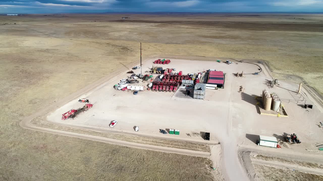 широкий снимок с дрона с драматическим небом вокруг крупной операции по гидроразрыву пласта в 2021 году в восточном колорадо