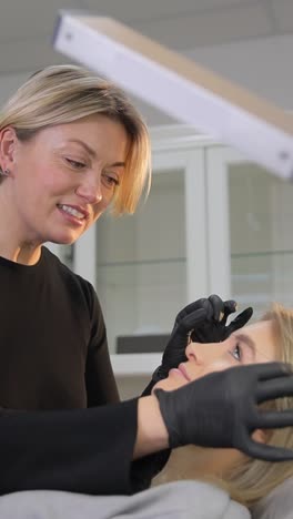 mujer que recibe tratamiento facial