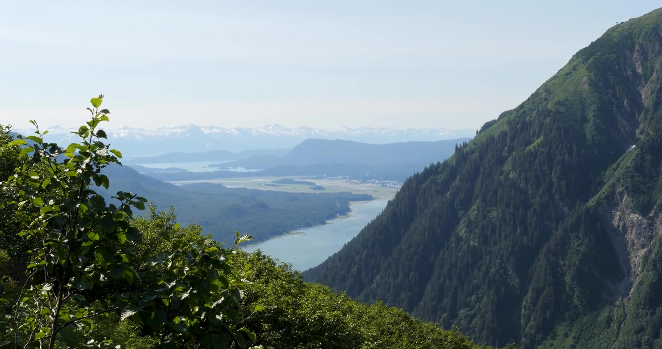 Pemandangan indah dari Gunung Roberts di atas Selat Gastineau, Gunung Juneau, lahan basah Mendenhall, dan Pegunungan Chilkat. Juneau, Alaska.