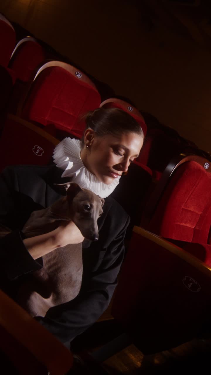 극장에서 개와 함께 있는 여자