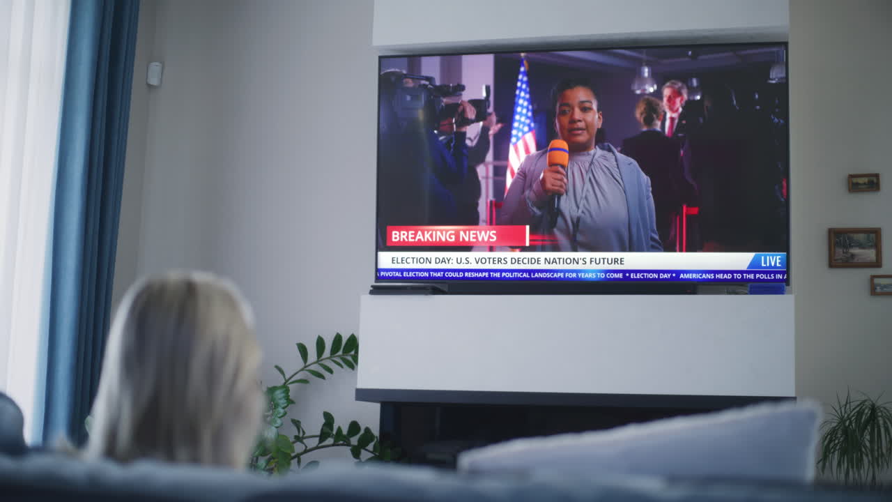 tv에서 선거 뉴스를 보고 있습니다.