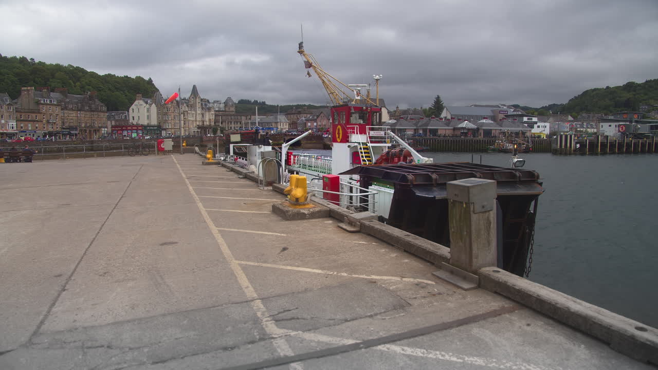 puerto vacío de oban con edificio frente al mar en segundo plano en escocia, reino unido