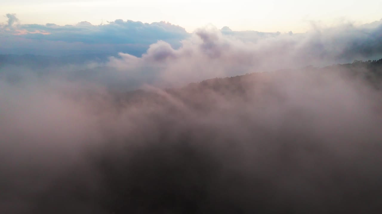 거대한 자연 풍경의 대기 공중 사진, 구름과 멀리 있는 언덕, 부드러운 빛 아래, 지평선에 반이는 빛.