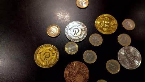 bitcoin y polkadot con monedas moradas de un euro, mercado de divisas, depósito de valor, cadena de bloques web 3, pagos digitales, reflejos de luz, toma macro en primer plano de la grúa en ascenso, españa