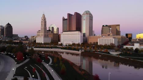 Columbus-Ohio-Skyline-In-Der-Abenddämmerung-Mit-Dem-Scioto-River-Im-Vordergrund