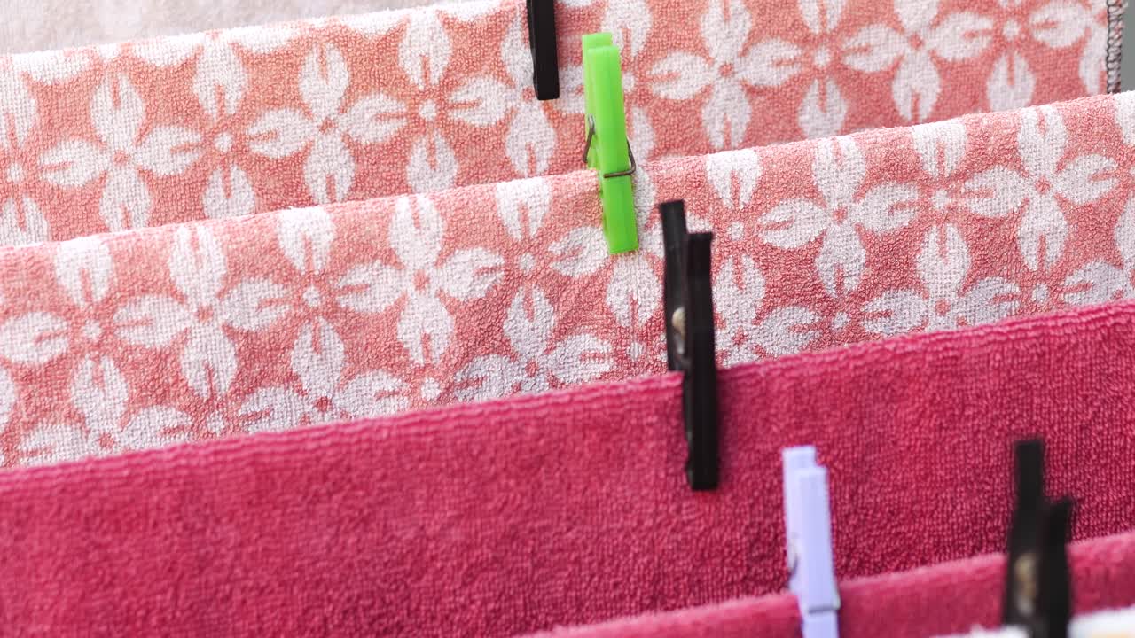 옷줄에 매달린 수건