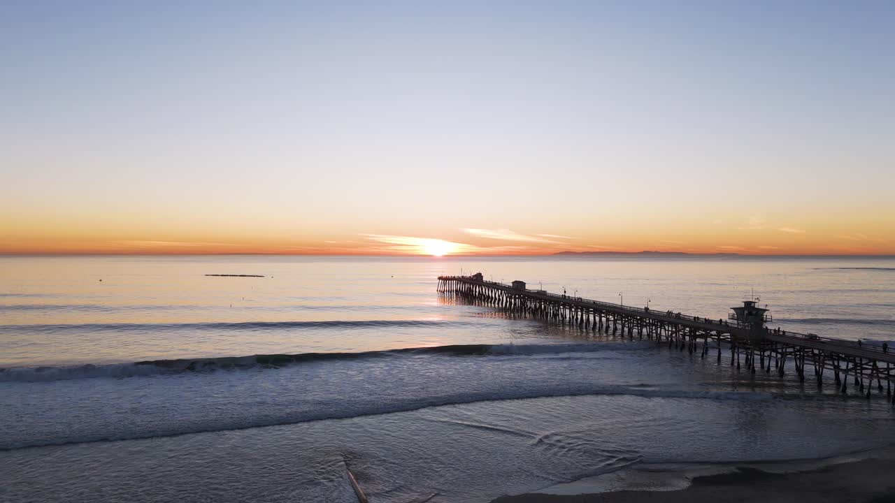 vista aérea del muelle del sur de california con una hermosa puesta de sol naranja
