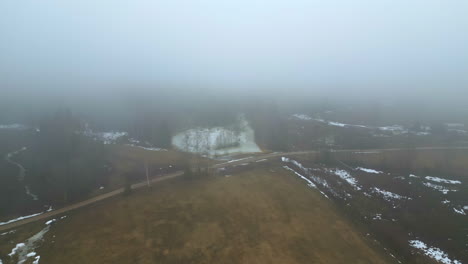 Temprano-En-La-Mañana-Niebla-Pueblo-Rural-Naturaleza-Paisaje-Nieve-Invierno-Antena