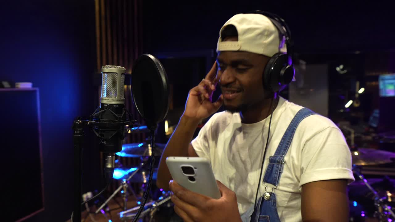 hombre grabando música en el estudio