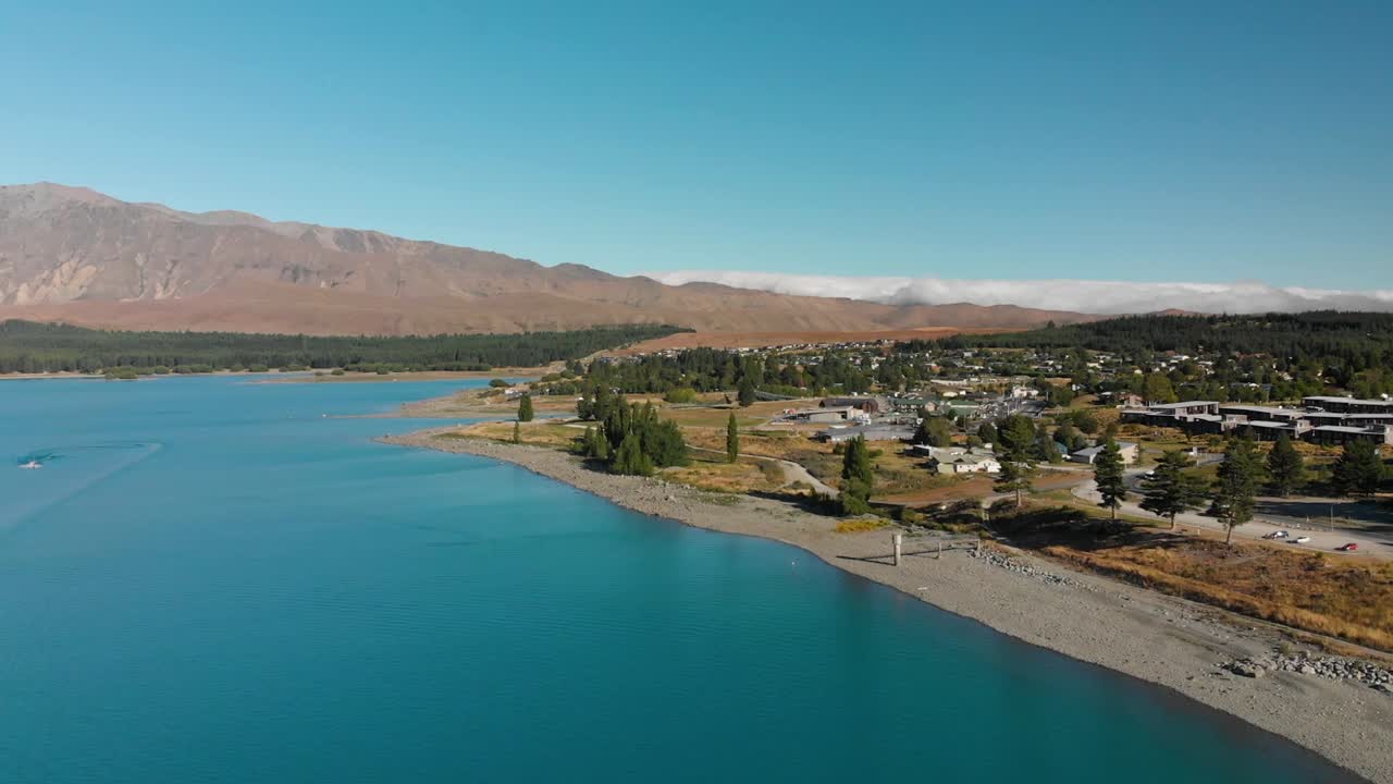 뉴질랜드 테카포 호수와 아름다운 청록색 물을 배경으로 한 공중 촬영