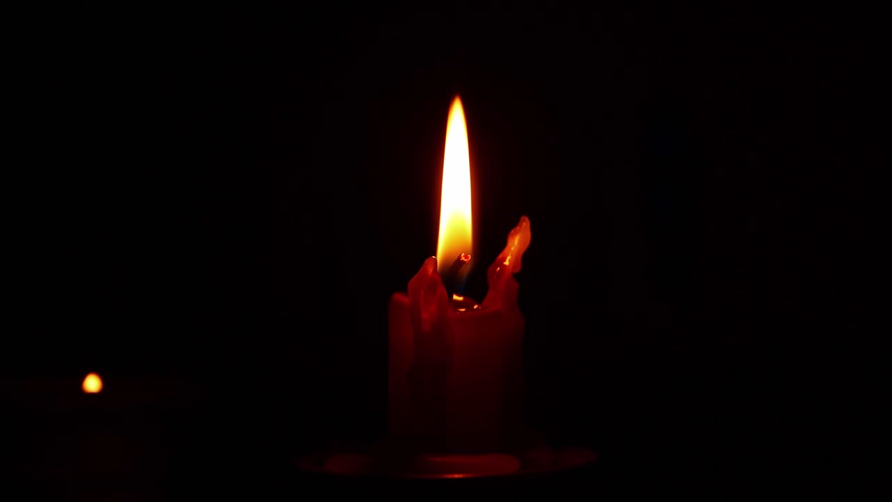 luz de velas en la oscuridad – 4k ultra hd uhd