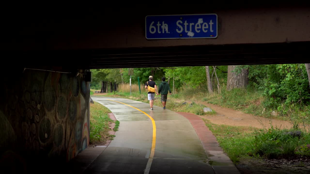 볼더, 콜로라도 볼더 크릭 경로에서 걷는 사람들