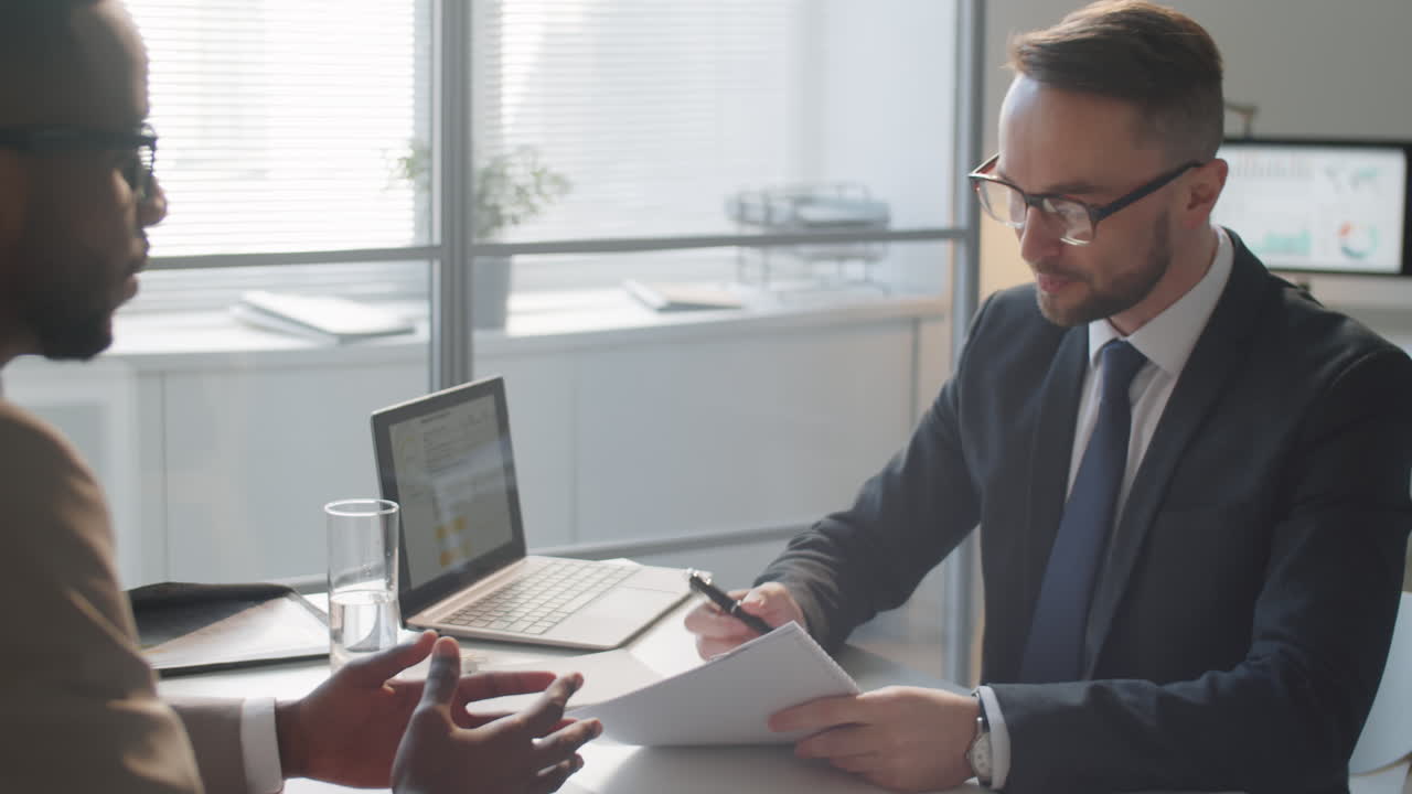 socios de negocios estrechándose la mano después de firmar el contrato