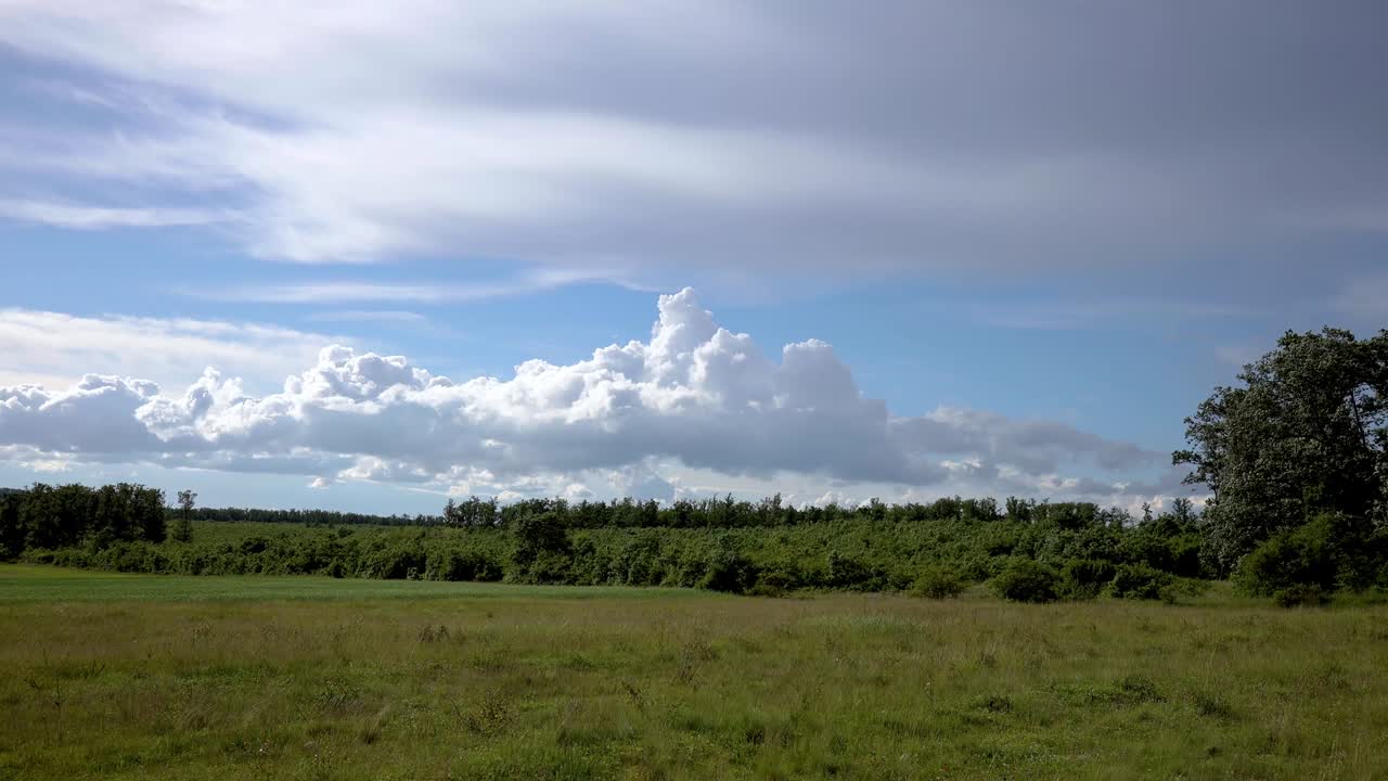 초원 위의 인상적인 폭풍우 구름, 타임 스 영상