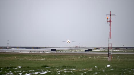 avión privado despegando de la pista, cámara lenta