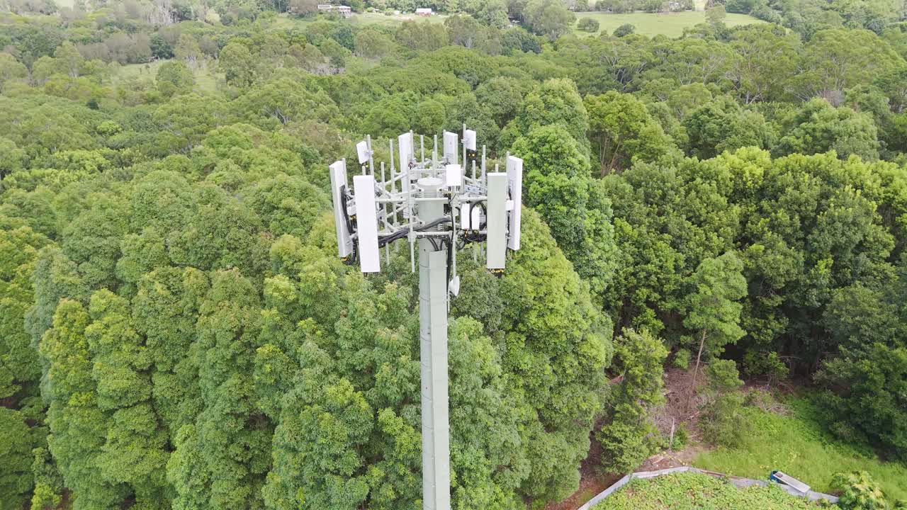 el dron captura la torre celular en medio de la exuberante vegetación.