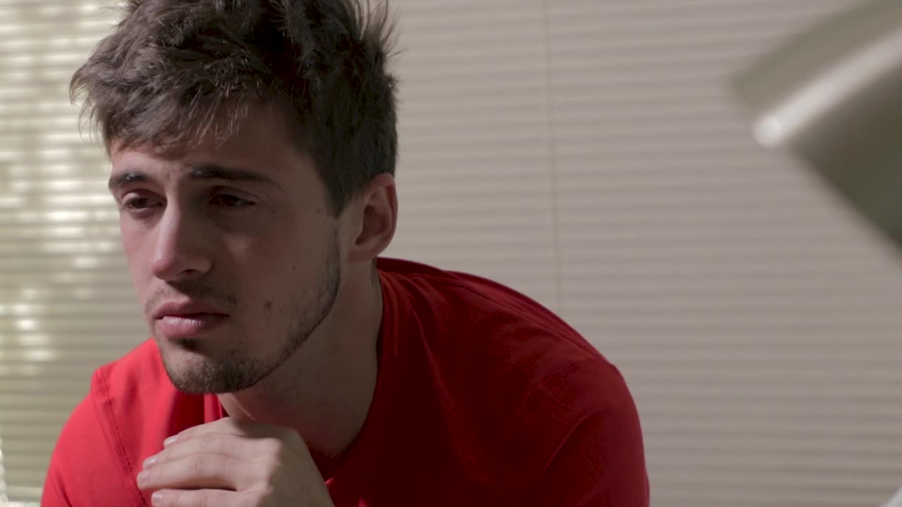 걱정스러운 표정으로 앞을 쳐다보고 있는 남자의 중간 클로즈업