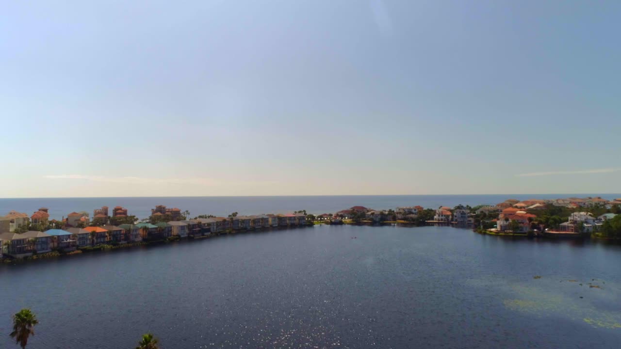 플로리다-4 해변의 주거 지역 상공 비행