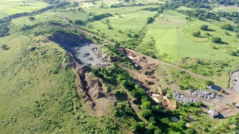 mina de roca volcánica a cielo abierto en el seibo en república dominicana