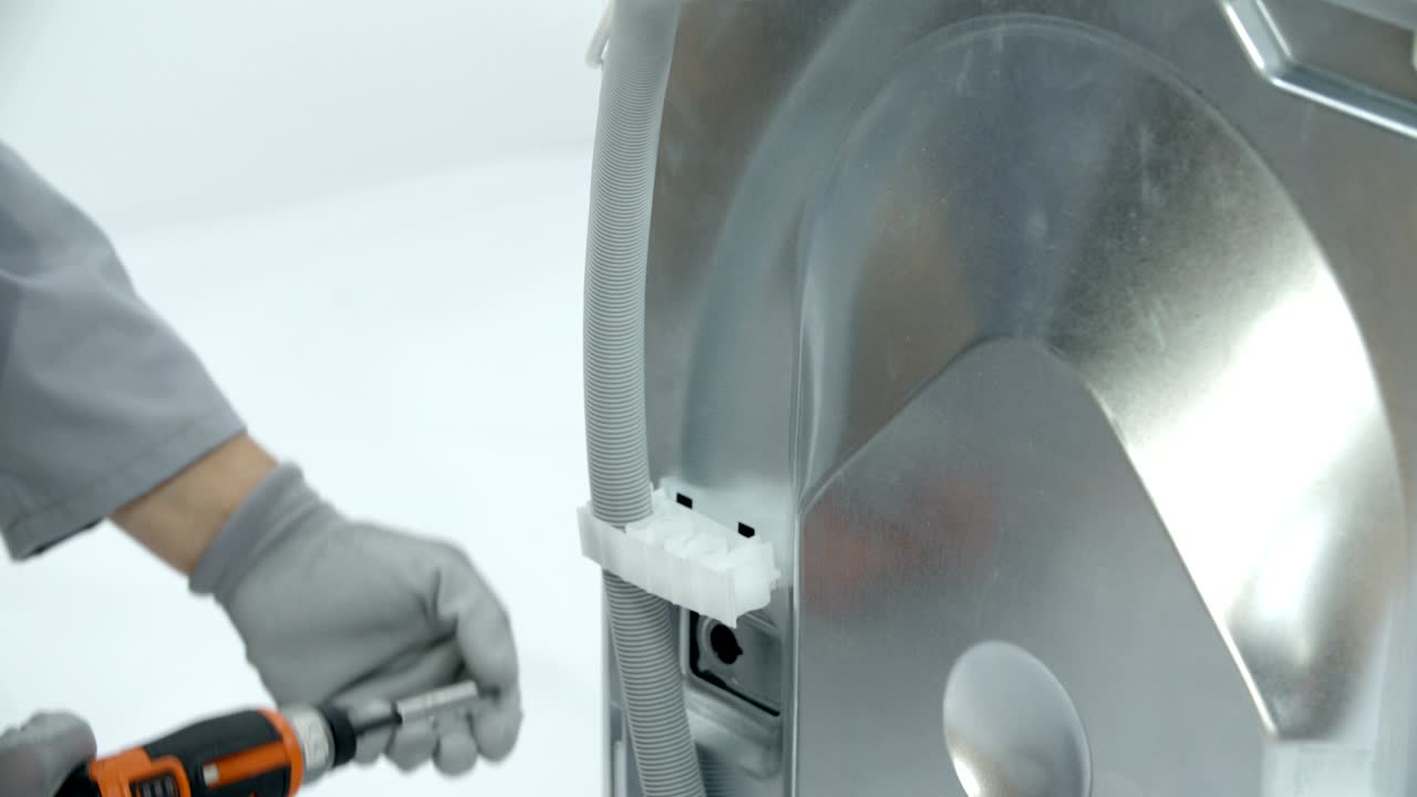 tornillos para desenroscar que sujetan el panel lateral trasero