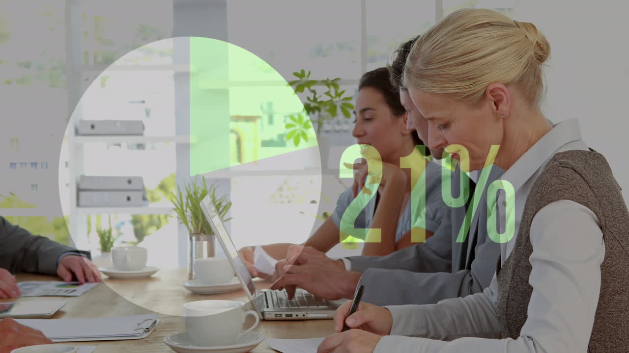 animación de un gráfico circular con números y percentiles crecientes sobre diversos compañeros de trabajo compartiendo ideas.