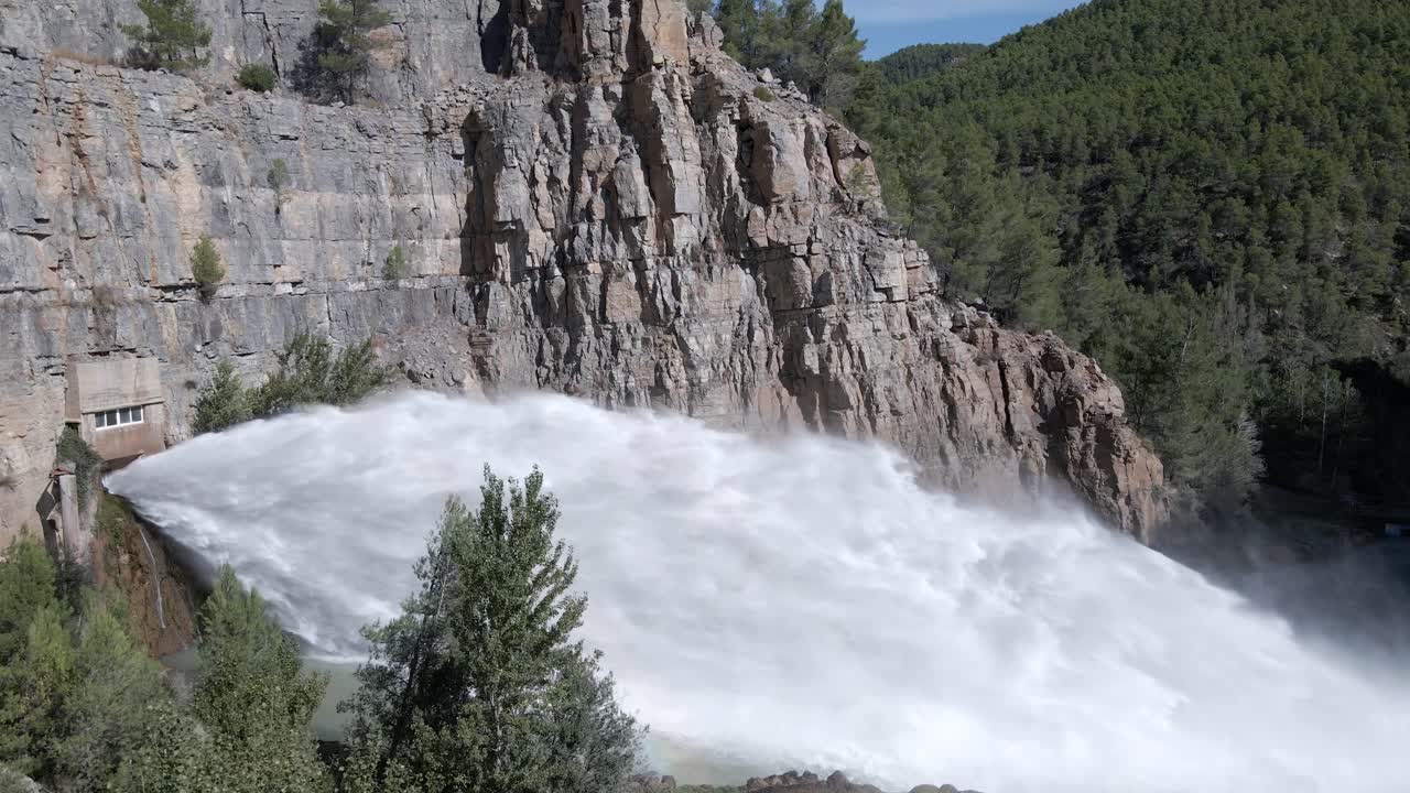 espectacular chorro de agua salpicado desde el punto de drenaje de el chorro del embalse de arenos