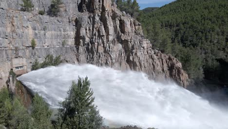 Espectacular-Chorro-De-Agua-Desde-El-Punto-De-Drenaje-El-Chorro-Del-Embalse-De-Arenos