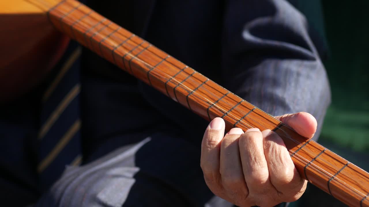 터키 사즈를 연주하는 사람