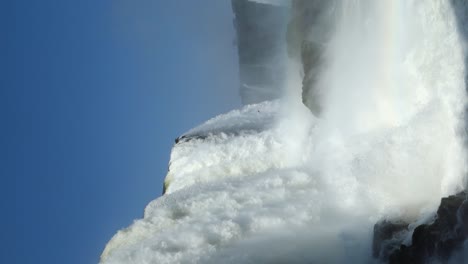 Vertikaler-Schuss-Der-Mächtigen-Wasserkaskade-Auf-Enorm