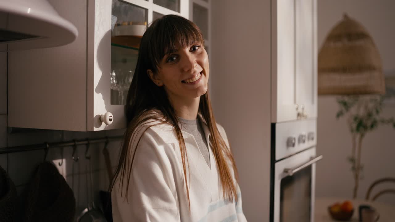 Donna che sorride in cucina