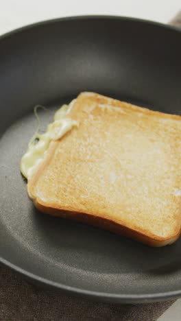 video de sándwich de pan blanco con queso recién tostado preparado en una sartén