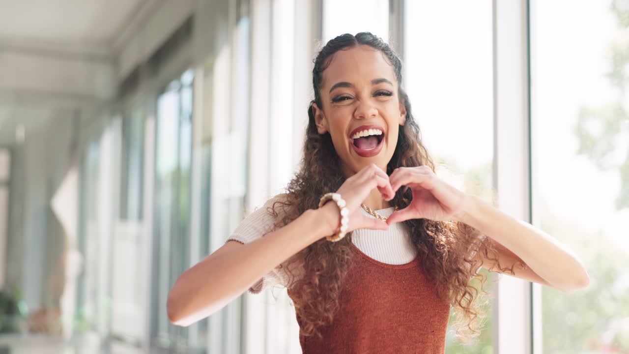 corazón manos, rostro y mujer feliz con carrera