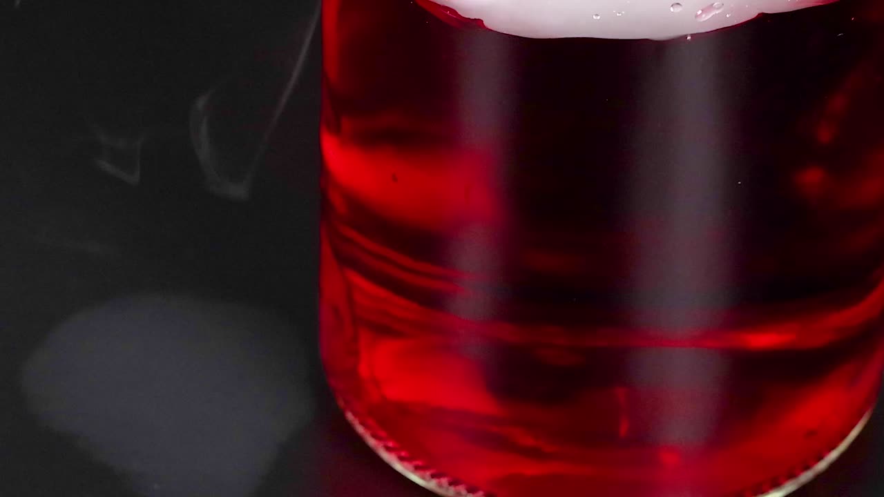 은 액체가 있는 컵은 건조한 얼음과 반응하여 어두운 환경에서 안개와 거품을 만니다.