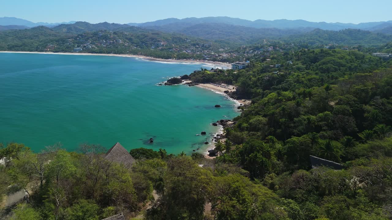 Drone in volo sopra una villa resort di lusso a Sayulita, Messico