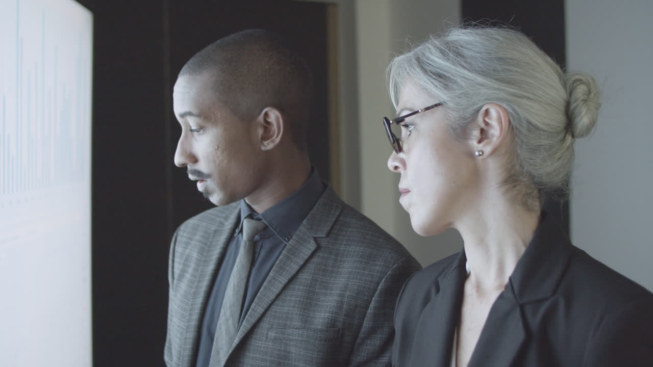 финансовые эксперты анализируют статистику фондового рынка