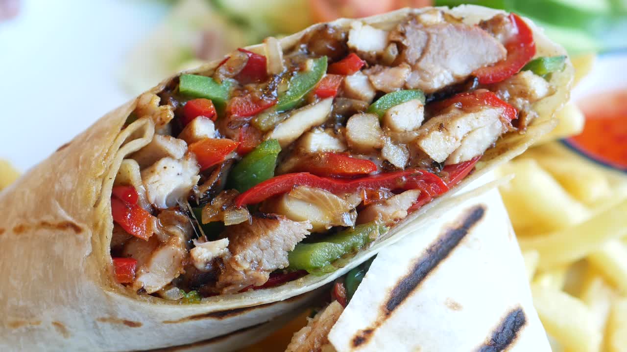 envoltura de pollo con patatas fritas y ensalada