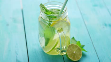 limonada refrescante en la mesa azul