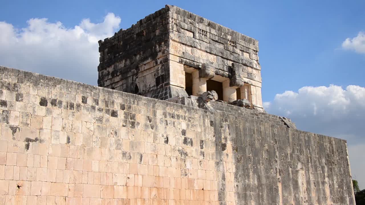 gran cancha de pelota en el sitio arqueológico de chichén itzá