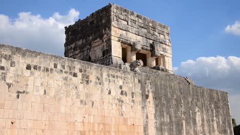 Großer-Ballplatz-An-Der-Archäologischen-Stätte-Chichen-Itza