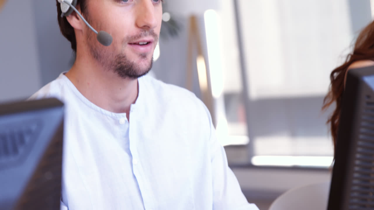 ejecutivo de servicio al cliente trabajando en el escritorio