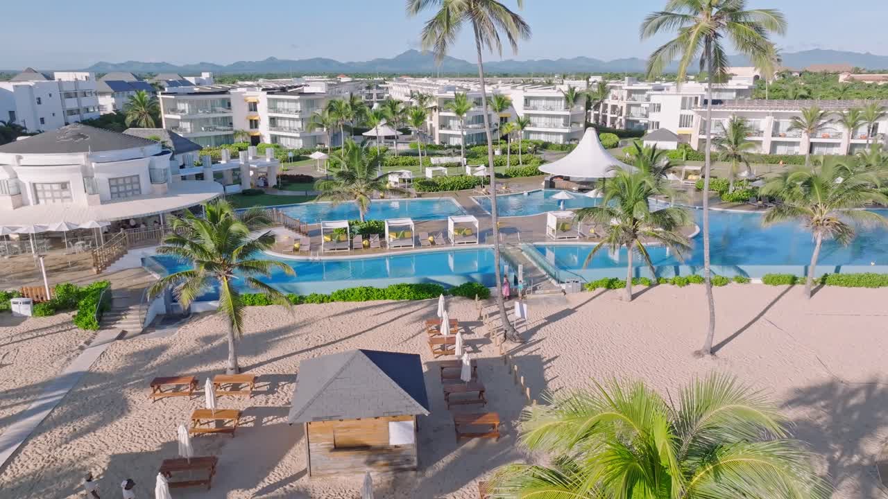 снимок роскошного гостиничного курорта с частным песчаным пляжем и пустым бассейном в пунта-кана