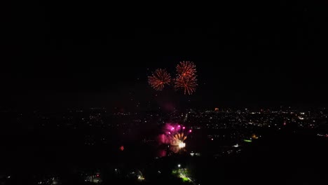 fotografía aérea de una gran exhibición de fuegos artificiales organizada para la noche de guy fawkes