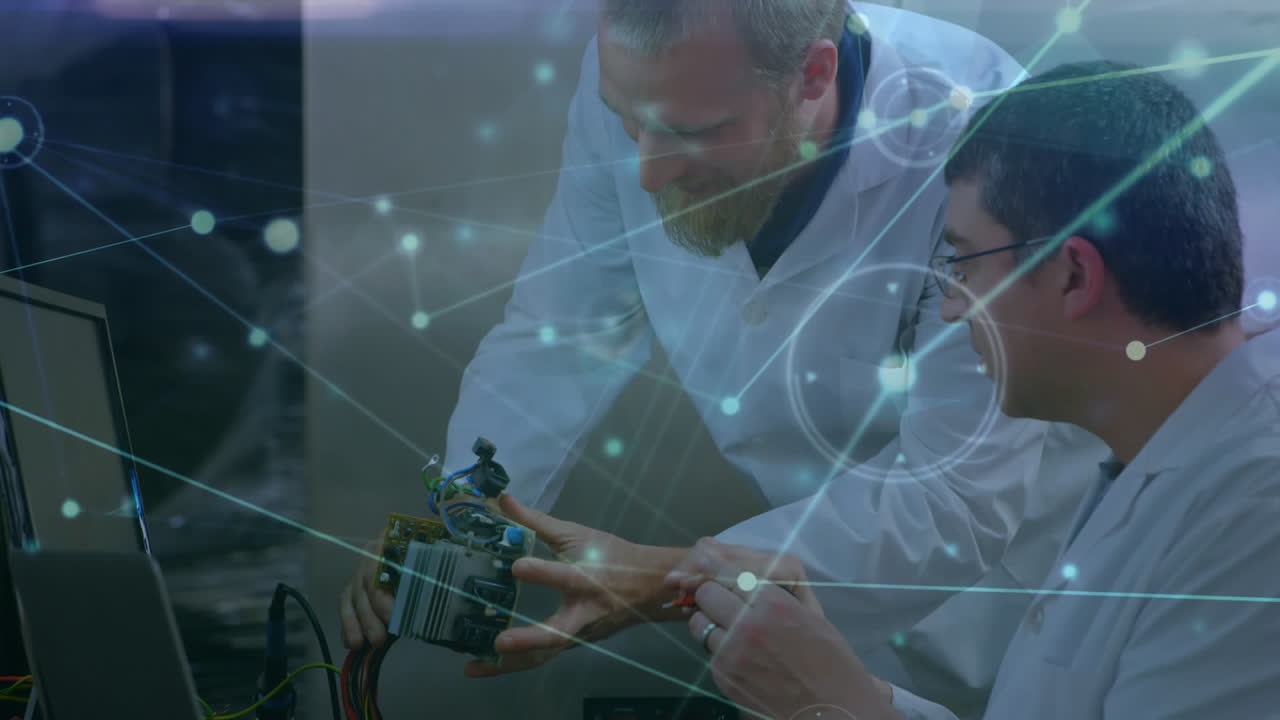 animación de la red de conexiones sobre hombres caucásicos reparando hardware de computadora