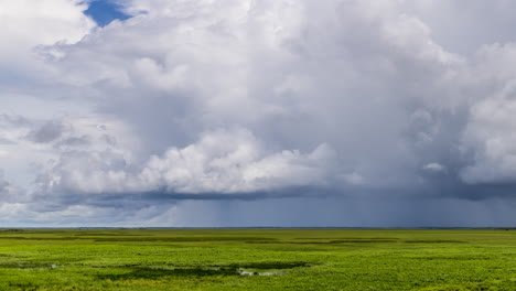 Lapso-De-Tiempo-De-Nubes-De-Tormenta-En-Movimiento-Rápido-Sobre-Humedales-En-El-Territorio-Del-Norte-Durante-La-Estación-Húmeda