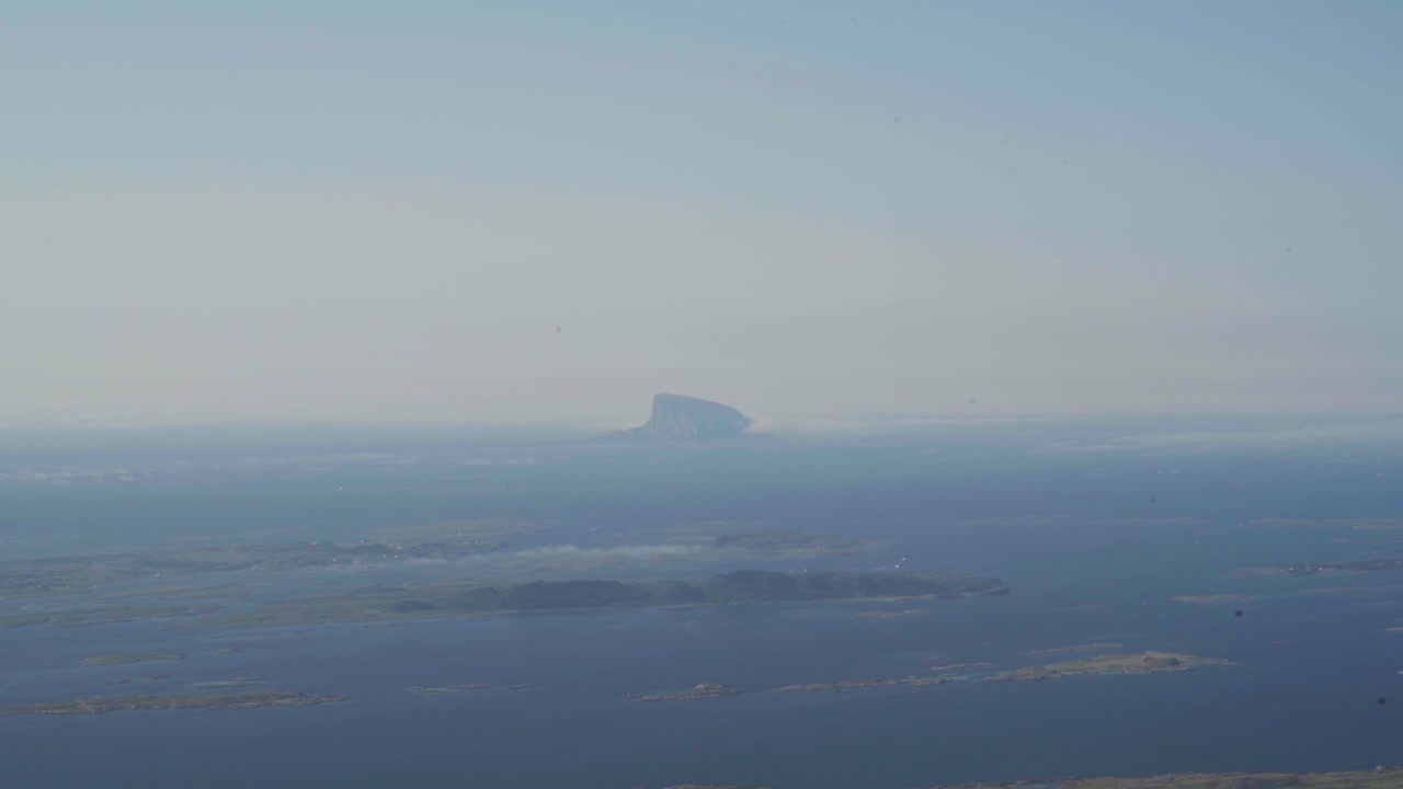 노르웨이 산의 관점에서 안개 낀 바다