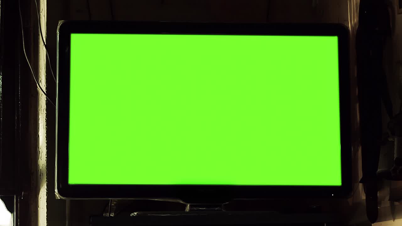televisión con pantalla verde montada en una pared dentro de un café histórico (conocido como "bare notable"), en buenos aires. resolución 4k.